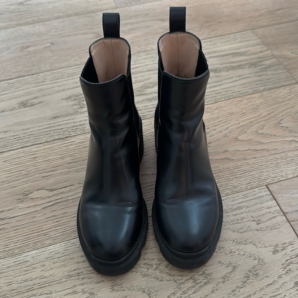Gucci Black and Cream Leather Interior